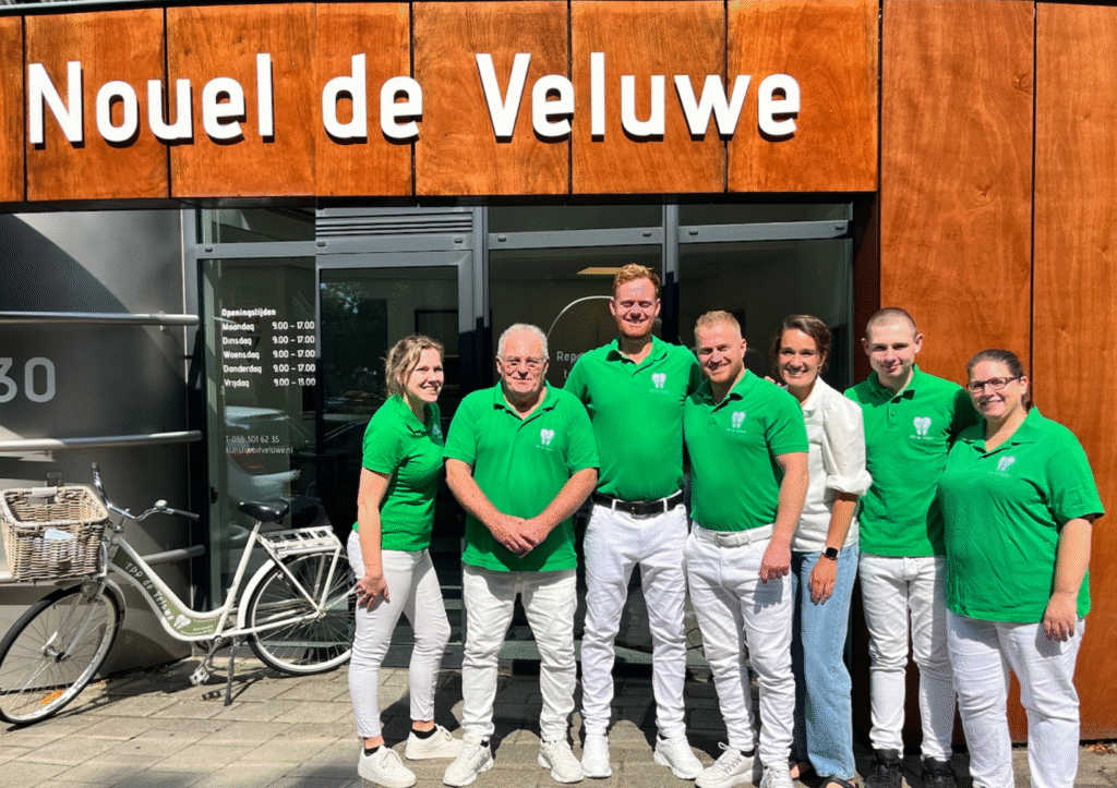 TandprotheticiNoueldeVeluwe_familie_tandprothetiek_tandprotheticus_gezellig_lachen